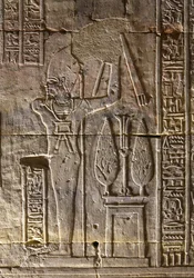 Le Pharaon et ses attributs, Temple d