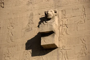 Antiquité égyptienne : gargouille en forme de tête de lion, temple de Hathor, Dendérah, Égypte
