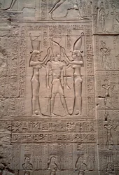 Antiquité égyptienne : bas-relief représentant le couronnement du roi Ptolémée IV. Temple d