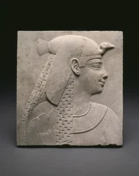 Plaque en relief représentant une reine ou une déesse, période ptolémaïque
