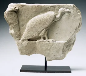 Relief représentant un vautour et un cobra (calcaire)