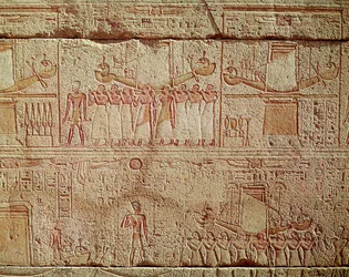 Relief représentant des bateaux sacrés portés par des prêtres en procession, du sanctuaire de Philippe Arrhidée (323-317 av. J.-C.) Dynastie macédonienne