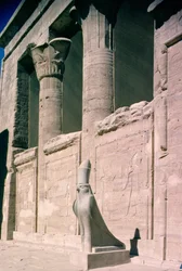 Vue de la façade en grès du temple d