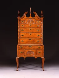 La famille Hawley-Clarke-Lyman, commode haute sculptée de style Queen Anne, région de Hadley ou Springfield, Massachusetts, vers 1750-70 (merisier)