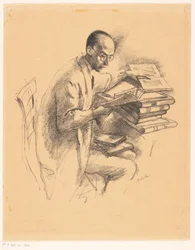 Homme derrière un bureau rempli de livres