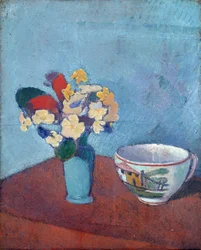 Vase avec fleurs et tasse