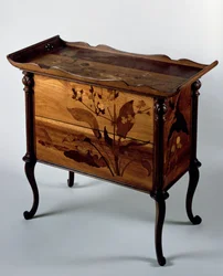 Commode de style Art Nouveau avec incrustations polychromes et plateau