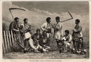 Les moissonneurs bulgares pendant leur pause, avec leurs faux et les objets de leur labeur quotidien : pipe, bouteille de vin et une sorte de biniou, gravure d