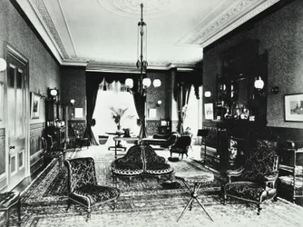 18 Addison Road : salon, 1890