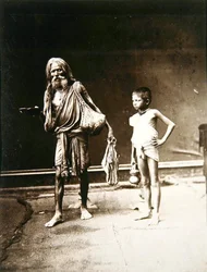 Un Fakir et son assistant, Inde, vers 1880
