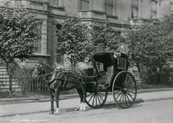 Un conducteur assis sur son cab Hansom