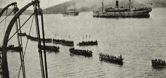 Une force de débarquement quittant les transports pour le rivage pendant la campagne de Gallipoli, de 