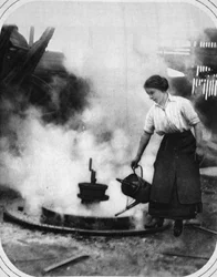 Un aide prêt en temps de guerre : Miss Edith Hawley refroidissant une roue, illustration de The Illustrated War News, 6 septembre 1916