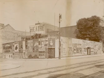 Publicités au coin de Latchmere Road et Lavender Hill, Wandsworth, Londres