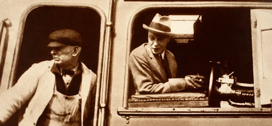 Un conducteur de locomotive remet à Édouard VIII au Canada, années 1920