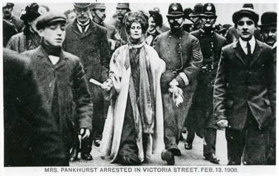 Arrestation de Mme Emmeline Pankhurst dans Victoria Street, 13 février 1908