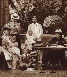 À Osborne House, Île de Wight, avec la reine Victoria
