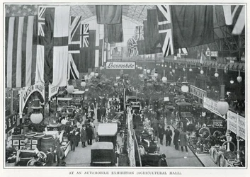 À une exposition automobile (Agricultural Hall)
