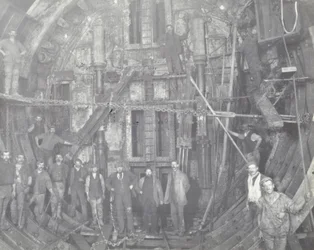 Blackwall Tunnel : un groupe de travailleurs dans le sas, 1894