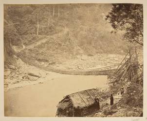 Pont suspendu en canne sur la Teesta, en direction de Bhootan. Vues de Darjeeling. 1870s