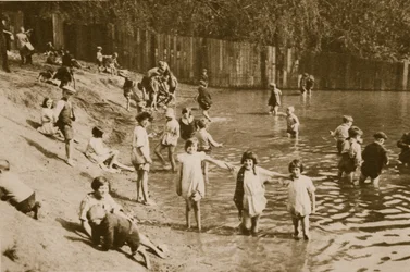 Enfants jouant dans l