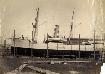 Croiseur chinois "Li Kin" ou son sistership "Kai Pan" sur la cale prêt à être lancé, 1888