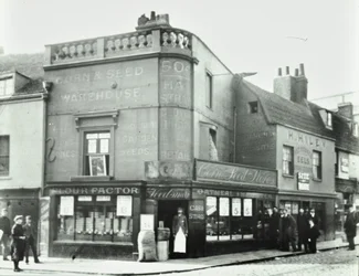 Deptford Broadway : scène de rue avec devantures de magasins, Londres, 1897