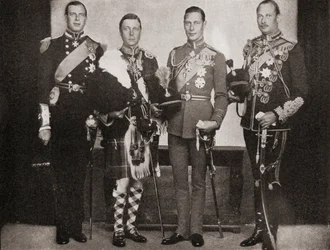 Quatre des cinq fils du roi George V, de gauche à droite, le prince George, duc de Kent, le roi Édouard VIII, plus tard duc de Windsor, le prince Albert, duc d