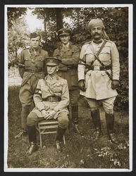 Le général Sir James Willcocks et son état-major personnel dans le jardin de son quartier général [Merville, France]. 31 juillet 1915