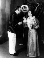 George Curzon en Algernon Moncrieffe (Algy) et Ursula Jeans en Cecily Cardew, dans L