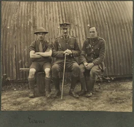 Groupe de trois soldats devant une cabane Nissan, vers 1914-18