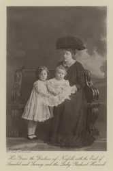 Sa Grâce la duchesse de Norfolk avec le comte d