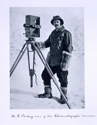 Herbert Ponting (1870-1935) avec une caméra cinématographique lors de l