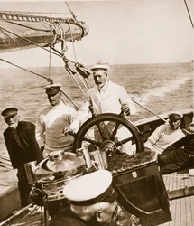 Le roi George à la barre de son yacht Britannia, années 1920-30