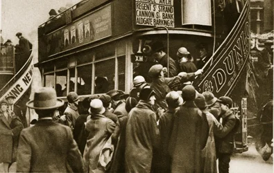 Londoniens se précipitant pour prendre un bus sur Ludgate Hill