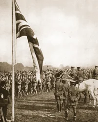 Lord French passant en revue les volontaires à Hyde Park : yeux à gauche à la base de salut, de The Illustrated War News, 14 juin 1916