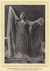 Mlle Maud Milton, en Esprit du Lac, dans Le Roi Arthur