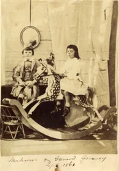 Mortimer et Gerard Gurney avec leur cheval à bascule