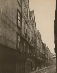 Vieilles maisons dans la rue Wych, Londres