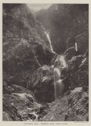 Inde pittoresque, cascade sous le glacier de Pindri