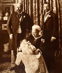 La reine Victoria tenant le roi Édouard VIII à son baptême le 16 juillet 1894