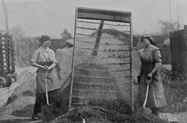 Tamisage des cendres, photographies du War Office, 1916