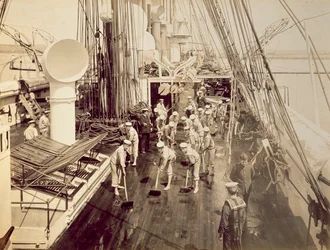 Nettoyage du pont du HMS Calliope