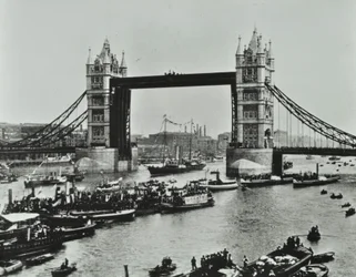 Des navires passent sous le pont de la Tour, 1894