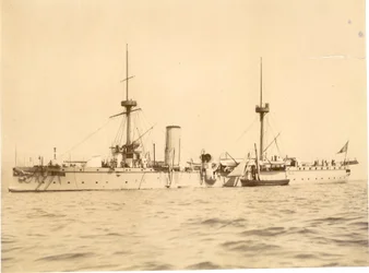 Le "Chih Yuan" ancré au large de la côte sud à Hove, Lougre local à côté, vers 1886