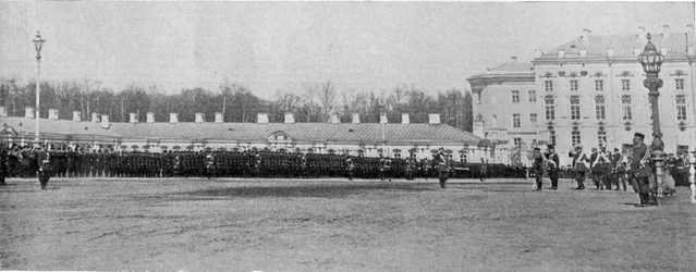 Le tsar rendant les saluts de ses troupes et officiers généraux, illustration de The King, 25 mai 1901
