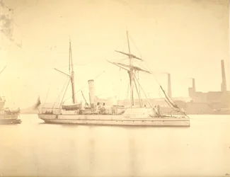 Le côté tribord du canonnière "Delta" amarré dans la rivière Tyne, vers 1876