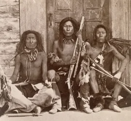Trois braves indiens, photographiés par les Royal Engineers sur le quarante-neuvième parallèle (photo sépia)