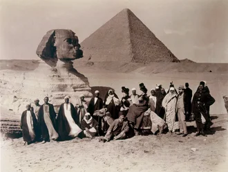 Touristes visitant le Sphinx à Gizeh