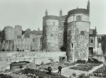 Tour de Londres, Tower Hill : les tours de Beauchamp et Byward, 1895